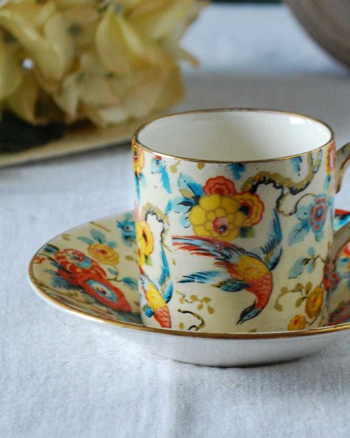 アンティーク 陶磁器の雑貨　アンティーク雑貨　鮮やかに描かれた鳥とお花が美しいアンティークカップ＆ソーサー。飾って使って楽しむ小さなアンティークアンティークでしか手に入れることが出来ない美しい模様のカップ＆ソーサー。(k-2716-z)