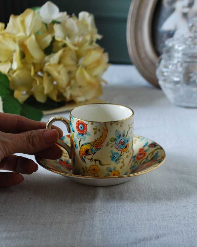 アンティーク 陶磁器の雑貨　アンティーク雑貨　鮮やかに描かれた鳥とお花が美しいアンティークカップ＆ソーサー。お茶の時間をもっと優雅に･･･眺めているだけじゃもったいないので、実用的に使って下さい。(k-2716-z)