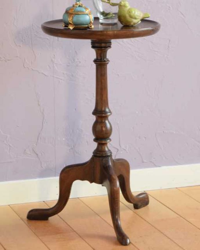 アンティークのテーブル　アンティーク家具　アンティークのテーブル、どこでも使える小ぶりなワインテーブル。小さくてもアンティークの気品タップリ。(k-2722-f)
