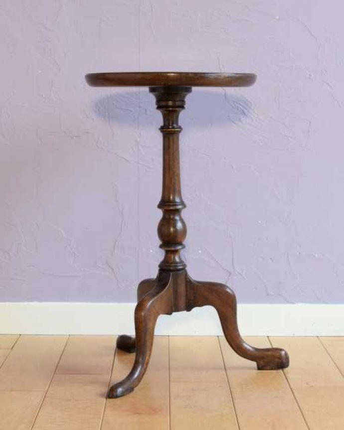 アンティークのテーブル　アンティーク家具　アンティークのテーブル、どこでも使える小ぶりなワインテーブル。横から見ても優雅英国アンティークらしく横顔だって美しいんです。(k-2722-f)