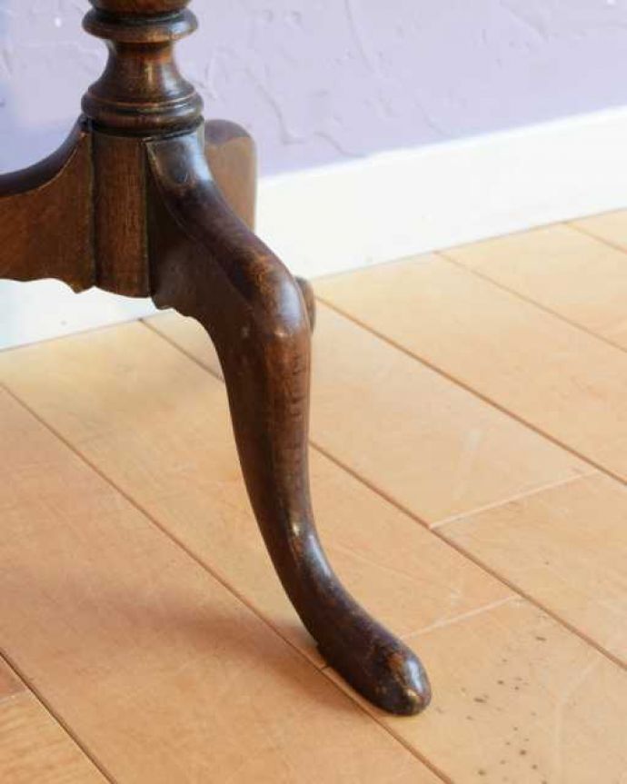 アンティークのテーブル　アンティーク家具　アンティークのテーブル、どこでも使える小ぶりなワインテーブル。Handleの家具の脚の裏には･･･床にキズが付かないよう脚の裏にフェルトキーパーを付けてお届けしています。(k-2722-f)