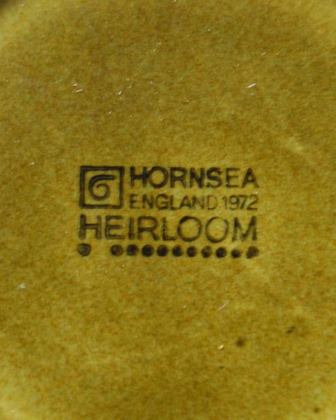 Hornsea（ホーンジー）　アンティーク雑貨　ホーンジーのアンティークのカップ＆ソーサー、レイクランドグリーン 。裏側には品質の証製造メーカー保証の意味がこもった窯印、ポーセリンマークがあります。(k-2723-z)