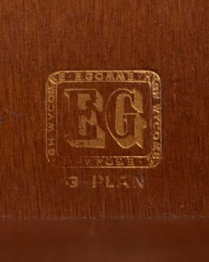 G-PLAN(Gプラン)　アンティーク家具　G-PLANのビンテージ家具、トラー＆ブラックの4段チェスト。ロゴが残っていましたゴールド色のロゴが焼き付けてあります。(k-2725-f)