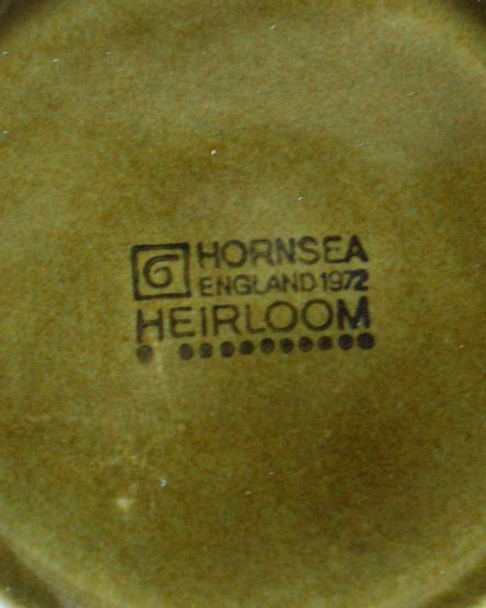 Hornsea（ホーンジー）　アンティーク雑貨　ホーンジーのアンティークのミルクジャグ、レイクランドグリーン 。裏側には品質の証製造メーカー保証の意味がこもった窯印、ポーセリンマークがあります。(k-2725-z)