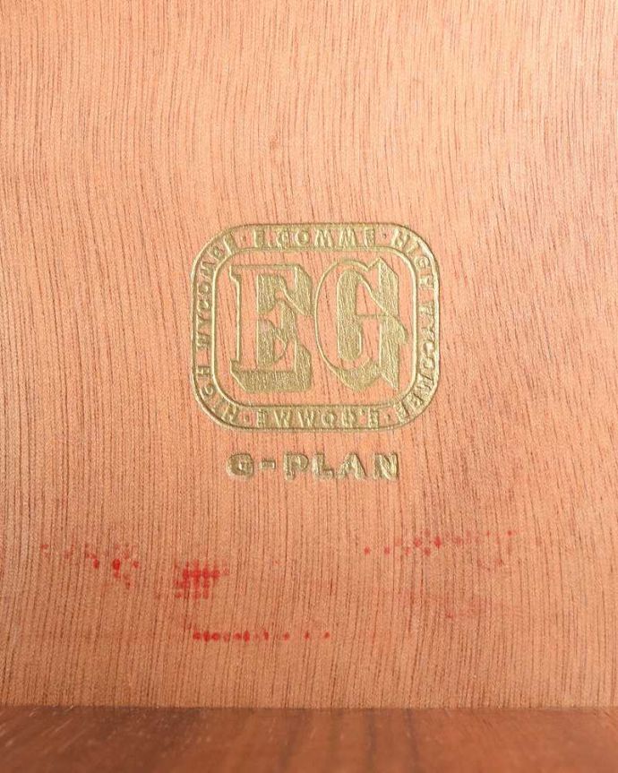 G-PLAN(Gプラン)　アンティーク家具　北欧のビンテージ家具、G-PLANのTola＆Blackのチェスト。初期の印、エンボスのロゴ1952年から65年の間に作られたG-planだけに焼き付けしてあるゴールド色のエンボスロゴです。(k-2726-f)