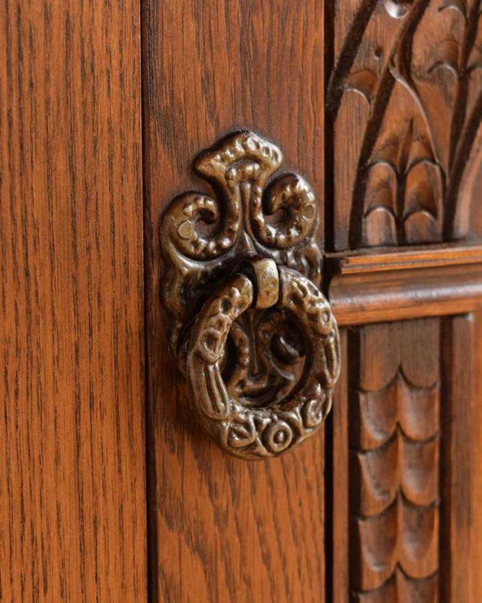 アンティークのキャビネット　アンティーク家具　扉の彫りがキレイな英国アンティーク家具、ペディスタルカップボード。開ける度にワクワク･･･取っ手もアンティークらしいデザイン。(k-2729-f)