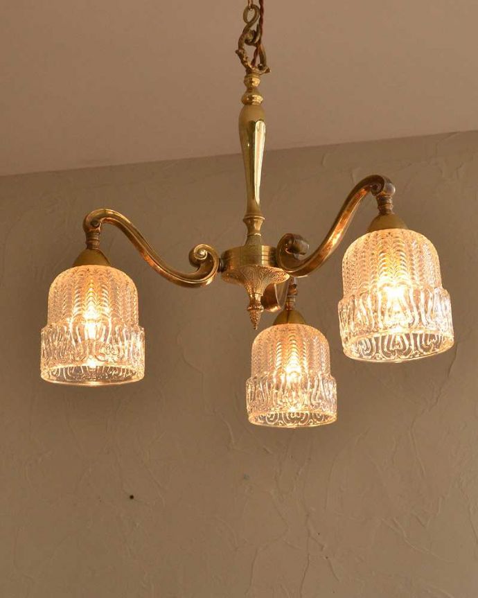 シャンデリア　照明・ライティング　イギリスで見つけた真鍮×ガラスシェードのアンティークシャンデリア(3灯)(E17シャンデリア電球付)。。(k-2730-z)