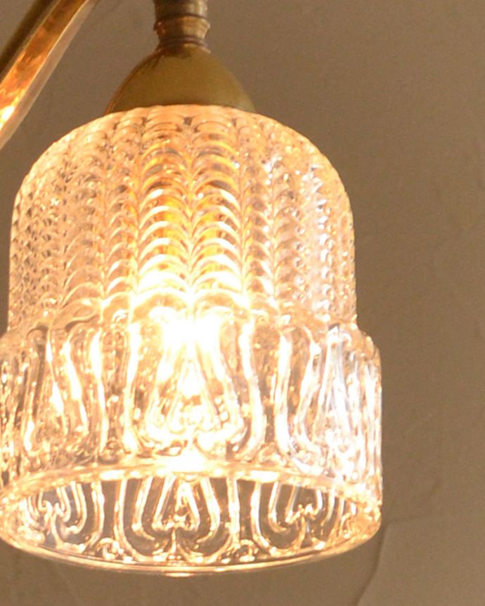 シャンデリア　照明・ライティング　イギリスで見つけた真鍮×ガラスシェードのアンティークシャンデリア(3灯)(E17シャンデリア電球付)。。(k-2730-z)