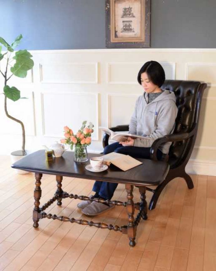 アーコールの家具　アンティーク家具　脚のデザインがおしゃれなアーコール社のコーヒーテーブル。どんな場所にも似合う英国らしいコーヒーテーブル実用的に使える英国らしいアンティークのコーヒーテーブル。(k-2731-f)
