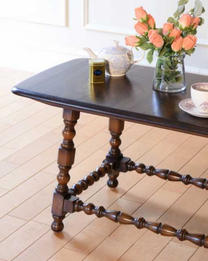 アーコールの家具　アンティーク家具　脚のデザインがおしゃれなアーコール社のコーヒーテーブル。めずらしいアーコールのボビンレッグアーコールの家具にはめずらしいポコポコっとした形のボビンレッグ。(k-2731-f)