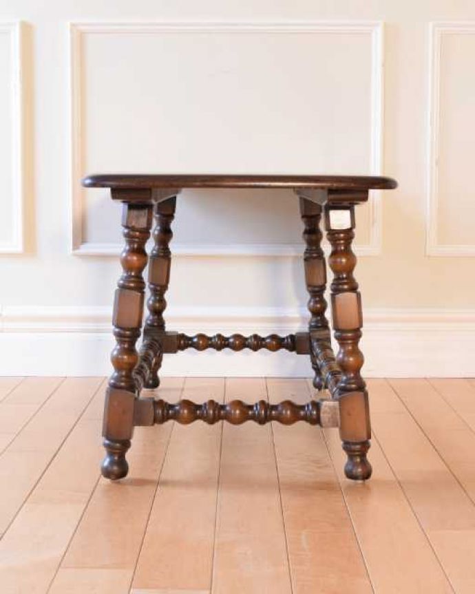 アーコールの家具　アンティーク家具　脚のデザインがおしゃれなアーコール社のコーヒーテーブル。クルッと回転。(k-2731-f)