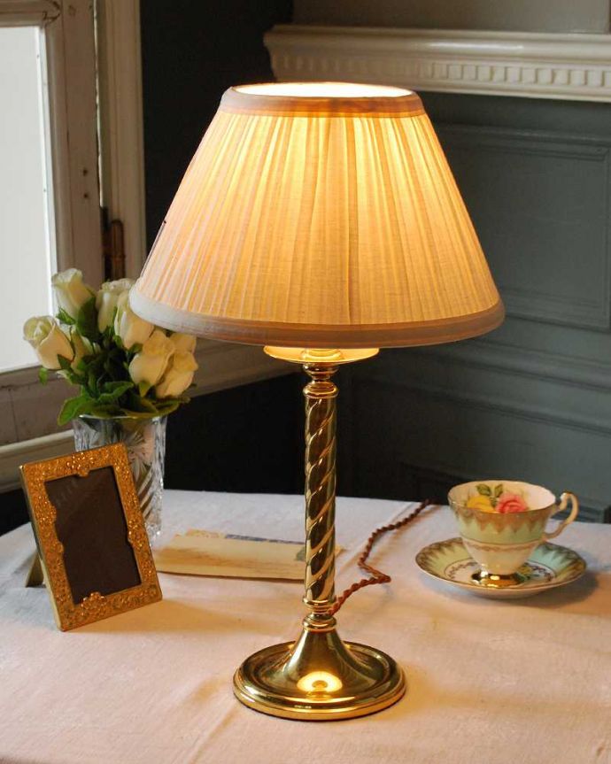 スタンドライト　照明・ライティング　イギリスから届いたゴールドのアンティークテーブルランプ(１灯)（B22シャンデリア球付）。。(k-2732-z)