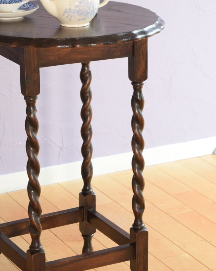 アンティークのテーブル　アンティーク家具　英国から到着したアンティーク家具、ツイスト脚のオケージョナルテーブル 。間違いなし！英国アンティーク定番のデザインクルックルッとしなやかに巻かれた女性らしいデザインが印象的なツイスト脚。(k-2734-f)