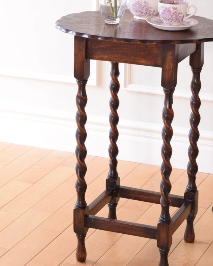 アンティークのテーブル　アンティーク家具　イギリスのアンティーク家具、オーバル型のツイスト脚のオケージョナルテーブル 。間違いなし！英国アンティーク定番のデザインクルックルッとしなやかに巻かれた女性らしいデザインが印象的なツイスト脚。(k-2735-f)