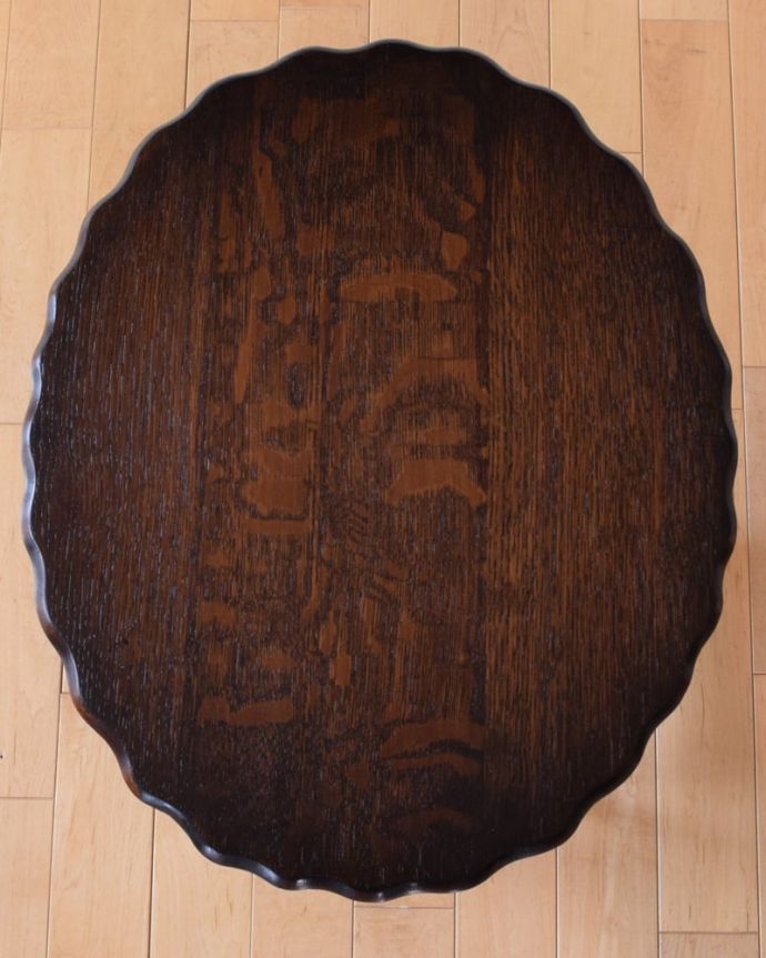 アンティークのテーブル　アンティーク家具　イギリスのアンティーク家具、オーバル型のツイスト脚のオケージョナルテーブル 。キレイに修復しましたやっぱり気になるテーブルの天板。(k-2735-f)