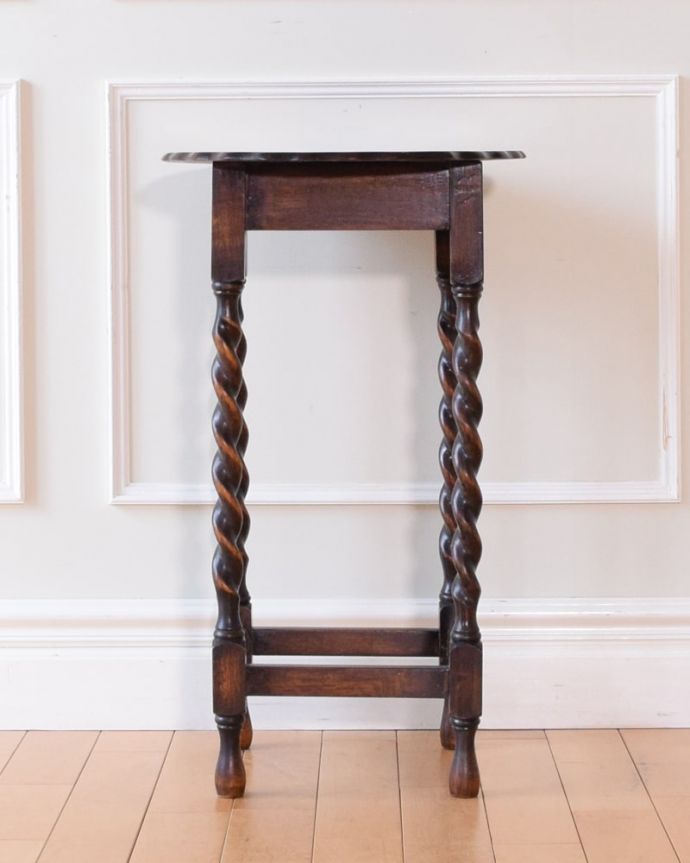 アンティークのテーブル　アンティーク家具　イギリスのアンティーク家具、オーバル型のツイスト脚のオケージョナルテーブル 。クルッと回転。(k-2735-f)