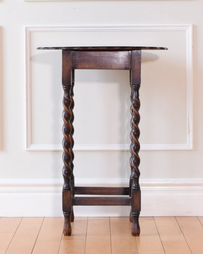 アンティークのテーブル　アンティーク家具　イギリスのアンティーク家具、オーバル型のツイスト脚のオケージョナルテーブル 。しっかり修復しました。(k-2735-f)