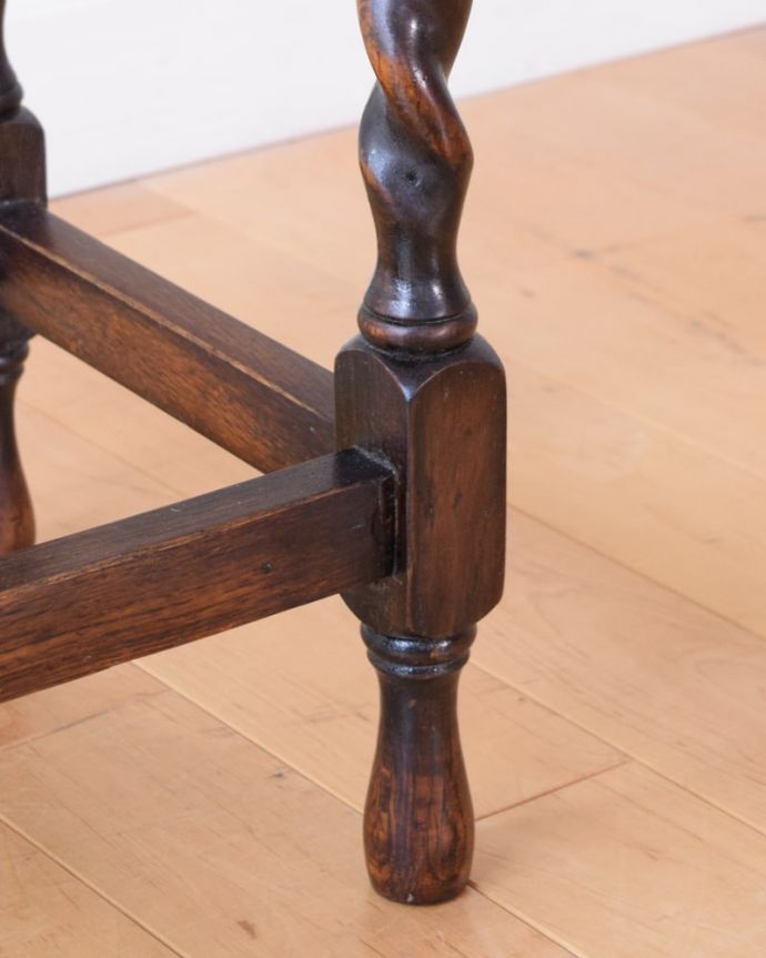 アンティークのテーブル　アンティーク家具　イギリスのアンティーク家具、オーバル型のツイスト脚のオケージョナルテーブル 。持ち上げなくても大丈夫！Handleのアンティークは、脚の裏にフェルトキーパーをお付けしています。(k-2735-f)