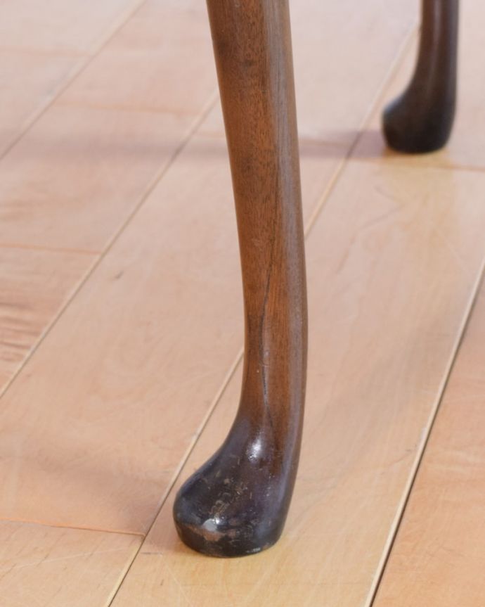 アンティークのテーブル　アンティーク家具　英国のアンティーク家具、ガラス天板が使いやすい３台セットのネストテーブル。持ち上げなくても移動できます！Handleのアンティークは、脚の裏にフェルトキーパーをお付けしていますので、床を滑らせてれば移動が簡単です。(k-2736-f)