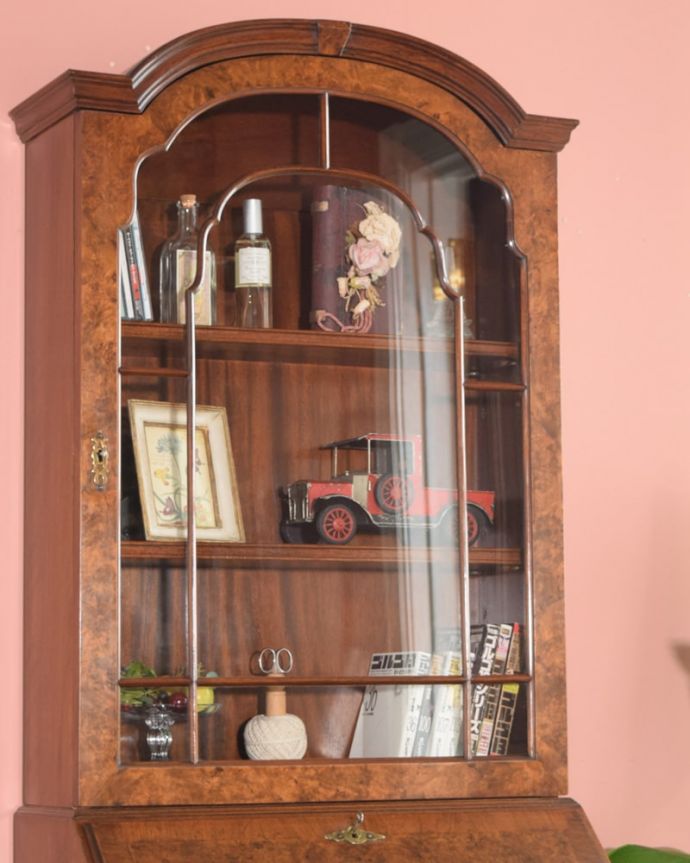 ビューロー　アンティーク家具　英国のアンティーク家具、木目が美しいビューローブックケース。英国アンティークらしいガラス扉の美しさデスクの上はガラス扉のキャビネット。(k-2742-f)