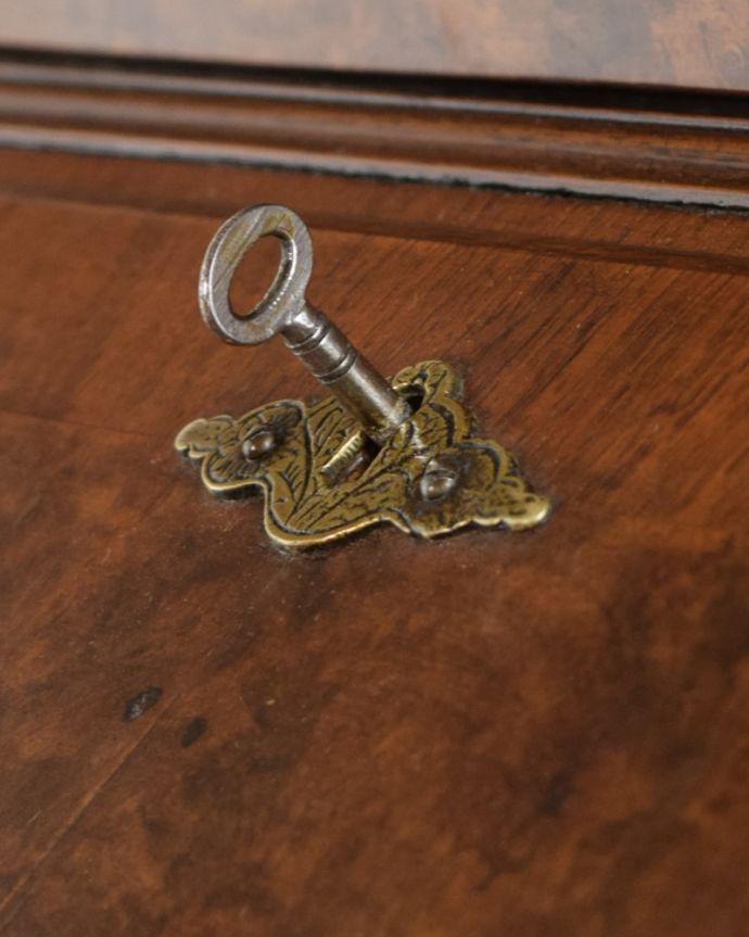 ビューロー　アンティーク家具　英国のアンティーク家具、木目が美しいビューローブックケース。鍵を使って開けて下さいおとぎ話から出てきたような可愛いアンティークの鍵で開け閉め出来ます。(k-2742-f)