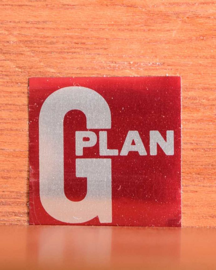 G-PLAN(Gプラン)　アンティーク家具　リビングボードにおススメ、イギリスで見つけたG-planのアンティークサイドボード 。タグが付いていますG-planのタグが残っていました。(k-2748-f)