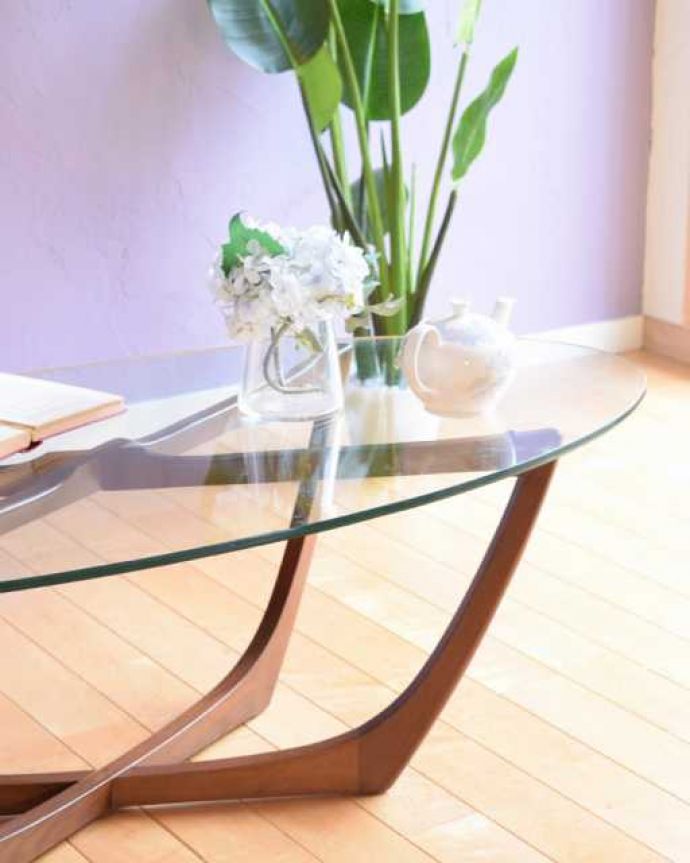 アンティークのテーブル　アンティーク家具　北欧スタイルのお部屋に似合うヴィンテージ家具、ガラス天板のコーヒーテーブル。木×ガラスが作り出すクールな優しさあたたかい木材の上にクールなガラス天板を乗せたシンプルなデザインは、見た目だけじゃなく使い勝手もバツグン。(k-2751-f)