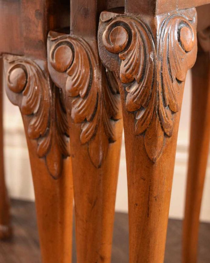アンティークのテーブル　アンティーク家具　英国のアンティーク家具、ローテーブルが３台セットのネストテーブル。うっとりする美しさアンティークだから手に入る美しい彫。(k-2758-f)