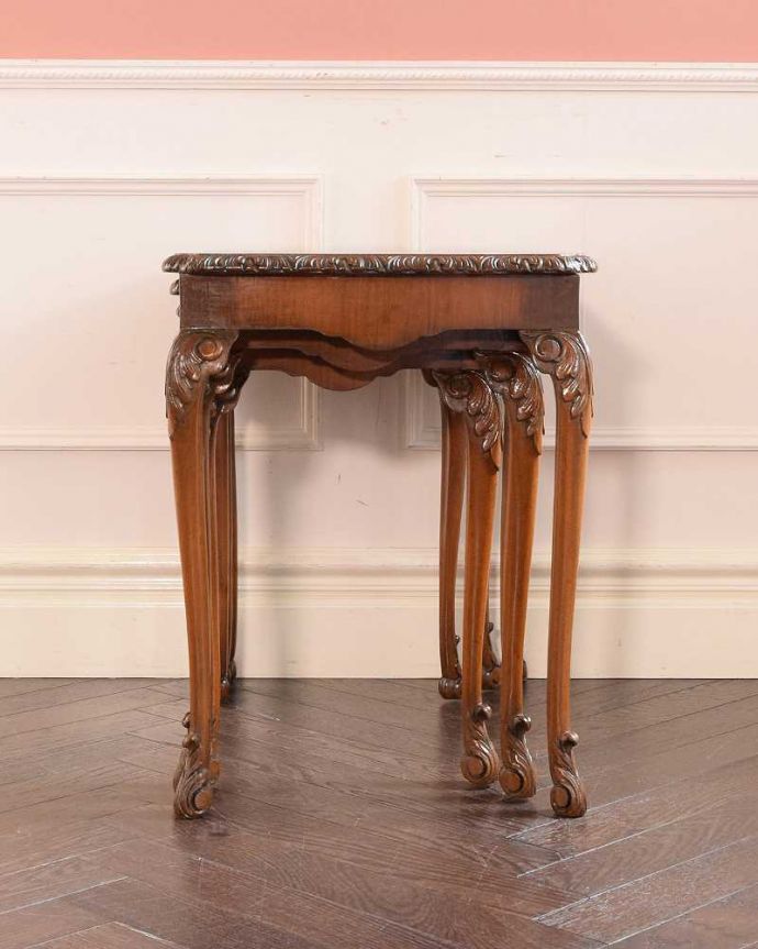 アンティークのテーブル　アンティーク家具　英国のアンティーク家具、ローテーブルが３台セットのネストテーブル。横から見てみると･･･お揃いの脚が3つがキレイに重なって、とっても美しい横顔。(k-2758-f)