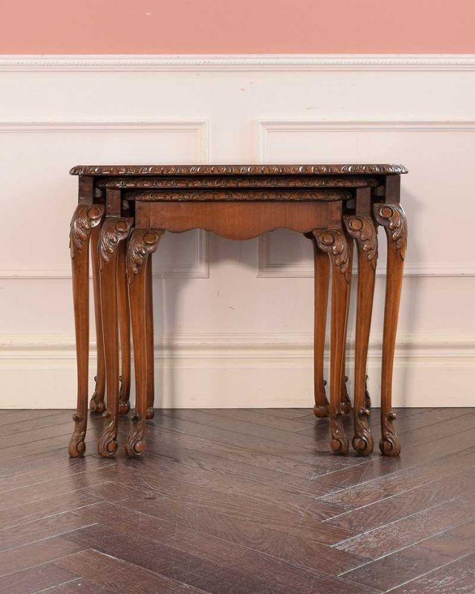 アンティークのテーブル　アンティーク家具　英国のアンティーク家具、ローテーブルが３台セットのネストテーブル。見る角度によって見え方が違います。(k-2758-f)