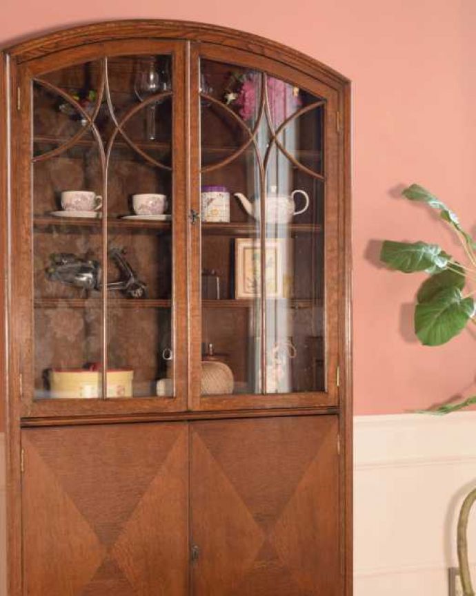 アンティークのキャビネット　アンティーク家具　オーク材の重厚なアンティーク家具、英国のブックケース（本棚）。扉に描かれた模様の美しさガラスの扉に描かれた美しい木の模様。(k-2760-f)