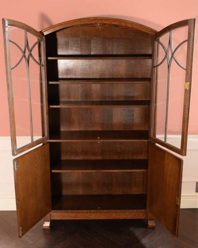 アンティークのキャビネット　アンティーク家具　オーク材の重厚なアンティーク家具、英国のブックケース（本棚）。扉の中は、しっかりと収納できる棚板重いものもたっぷり収納できる木製の棚板タイプ。(k-2760-f)