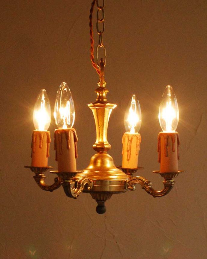 シャンデリア　照明・ライティング　フランス輸入のアンティークシャンデリア(真鍮製4灯)（Ｅ17シャンデリア球付）。。(k-2764-z)