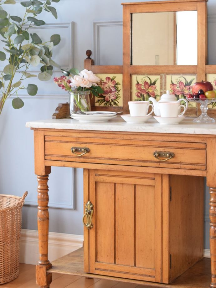 イギリスのアンティーク家具、お花のアンティークタイルが可愛いミラー付きのウォッシュスタンド