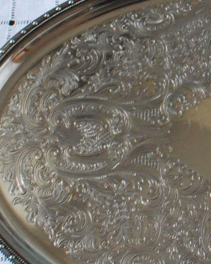 アンティーク 真鍮の雑貨　アンティーク雑貨　繊細で美しい装飾がたっぷり入った豪華なアンティークシルバートレイ（シルバープレート）。テーブルがパッと華やかに繊細で美しい装飾がたっぷり入っています。(k-2785-z)
