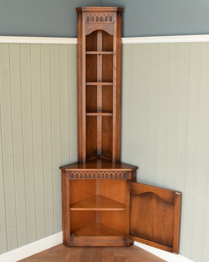 アンティークのキャビネット　アンティーク家具　イギリスのアンティーク家具、コーナーにピタっと置けるカップボード（シェルフ）。飾り棚はしっかり修復しました。(k-2786-f)