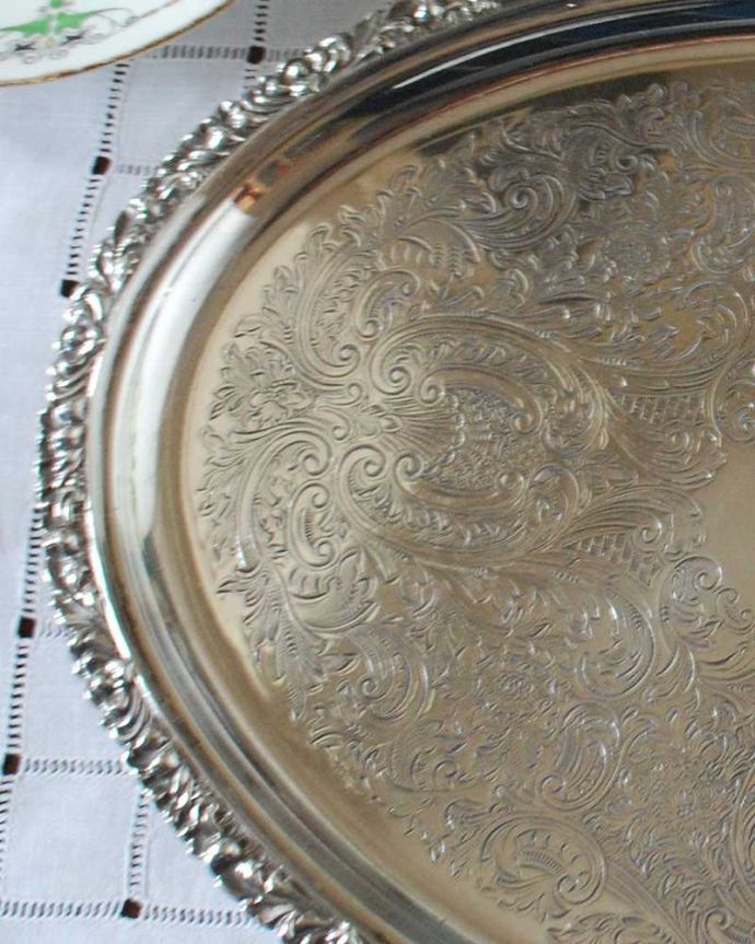 アンティーク 真鍮の雑貨　アンティーク雑貨　英国の銀アイテム、華やかな装飾がたっぷり入ったアンティークシルバートレイ（シルバープレート）。テーブルがパッと華やかに繊細で美しい装飾がたっぷり入っています。(k-2789-z)