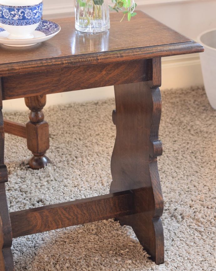 アンティークのテーブル　アンティーク家具　アンティーク サイドテーブル。英国らしく凝った彫りの入った脚脚だけを見ても、アンティークらしさが感じられる凝った彫。(k-2790-f)