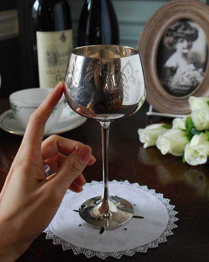 アンティーク 真鍮の雑貨　アンティーク雑貨　英国アンティークのシルバープレート、ワイングラス。たっぷり入る大きめサイズ中に飲み物をたっぷり入れることが出来る大きさ。(k-2790-z)