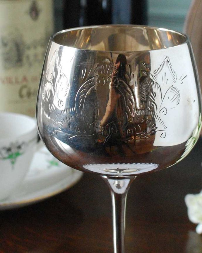 アンティーク 真鍮の雑貨　アンティーク雑貨　英国アンティークのシルバープレート、ワイングラス。テーブルがパッと華やかに繊細で美しい装飾がたっぷり入っています。(k-2790-z)
