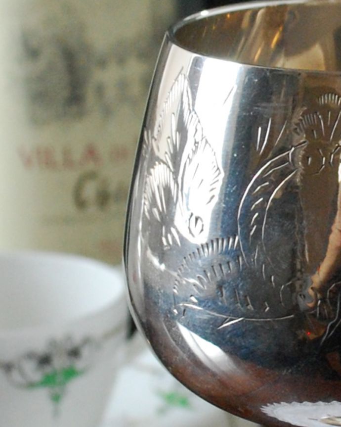 アンティーク 真鍮の雑貨　アンティーク雑貨　英国アンティークのシルバープレート、ワイングラス。美しい模様にうっとり･･･グラス全体に繊細で美しいアンティークらしい装飾があります。(k-2790-z)