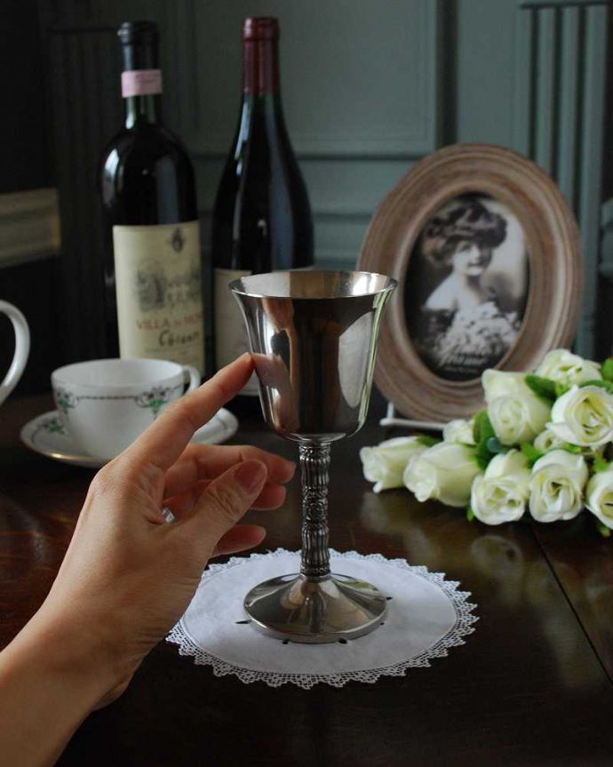 アンティーク シルバー製　アンティーク雑貨　英国アンティークの銀食器、アンティークシルバーのワインカップ（テーブルグラス）。可愛いミニサイズ大きさはコレくらい。(k-2792-z)