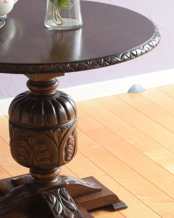 アンティークのテーブル　アンティーク家具　アンティーク コーヒーテーブル　英国らしく凝った彫りの入った脚脚だけを見ても、アンティークらしさが感じられる凝った彫。(k-2795-f)