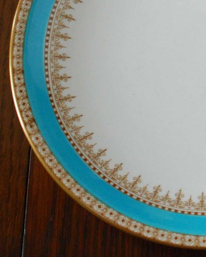 アンティーク 陶磁器の雑貨　アンティーク雑貨　イギリス輸入のブルーが美しいアンティークプレート（大）。実用的にも飾っても使える華やなアンティークのプレートお料理を盛り付けるためだけのものではなく、お客様をもてなすために観賞用の目的もあったので、アンティークのプレートは、まるで絵画のように美しい模様なんです。(k-2797-z)
