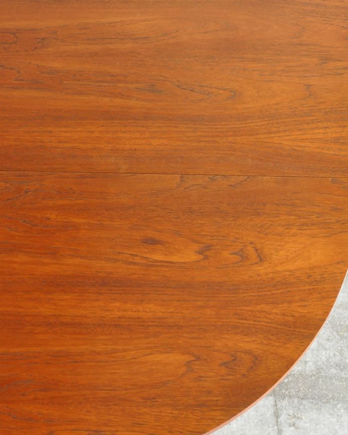 アンティークのテーブル　アンティーク家具　アンティーク ＧＬＴ（Ｇｐｌａｎ）　近づいて見てみると･･･手間暇を掛けてアンティーク家具専門の職人が丁寧に修復した天板は、木目も美しいんです。(k-2800-f)
