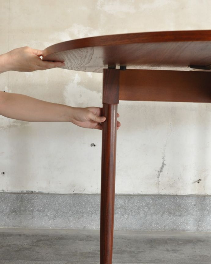 アンティークのテーブル　アンティーク家具　アンティーク ＧＬＴ（Ｇｐｌａｎ）　あっという間にサイズが変わる！天板を上に持ち上げて脚を動かすだけで、あっという間にサイズが大きく変わります。(k-2800-f)