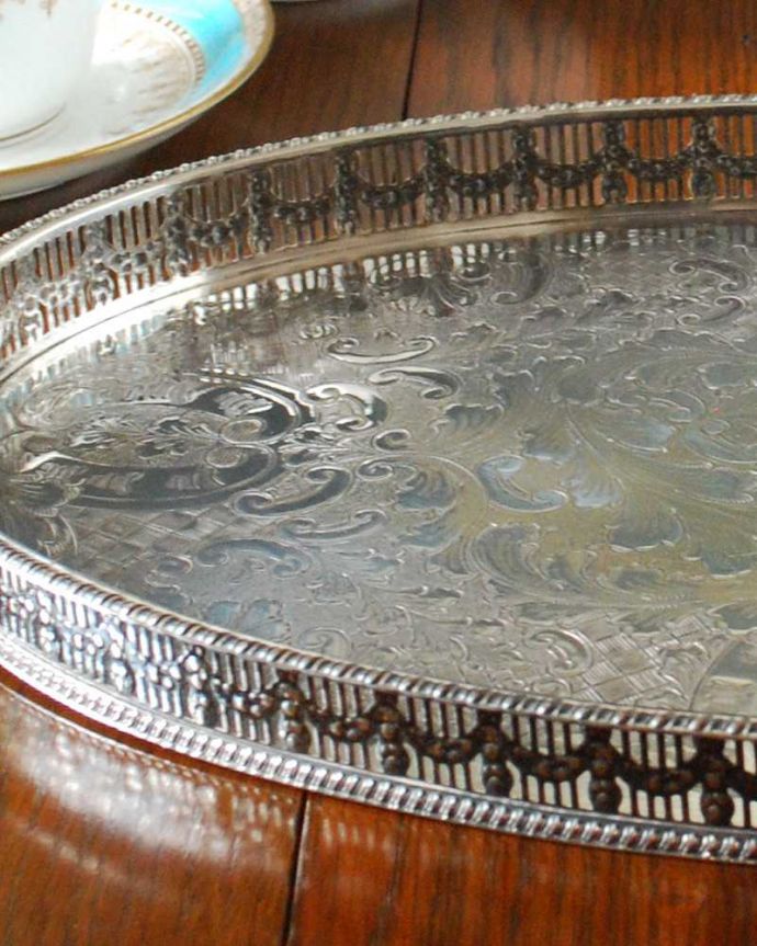 アンティーク 真鍮の雑貨　アンティーク雑貨　英国の銀雑貨、繊細な模様が美しいアンティークシルバートレー（プレート）。テーブルがパッと華やかに繊細で美しい装飾がたっぷり入っています。(k-2808-z)