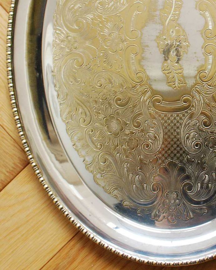 アンティーク シルバー製　アンティーク雑貨　英国の銀雑貨、繊細な模様が美しいプレート（アンティークシルバー）。テーブルがパッと華やかに繊細で美しい装飾がたっぷり入っています。(k-2809-z)