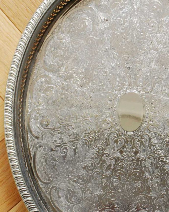 アンティーク シルバー製　アンティーク雑貨　上品な英国アンティーク銀雑貨、繊細な装飾のシルバートレイ（オーバルタイプ）。テーブルがパッと華やかに繊細で美しい装飾がたっぷり入っています。(k-2810-z)