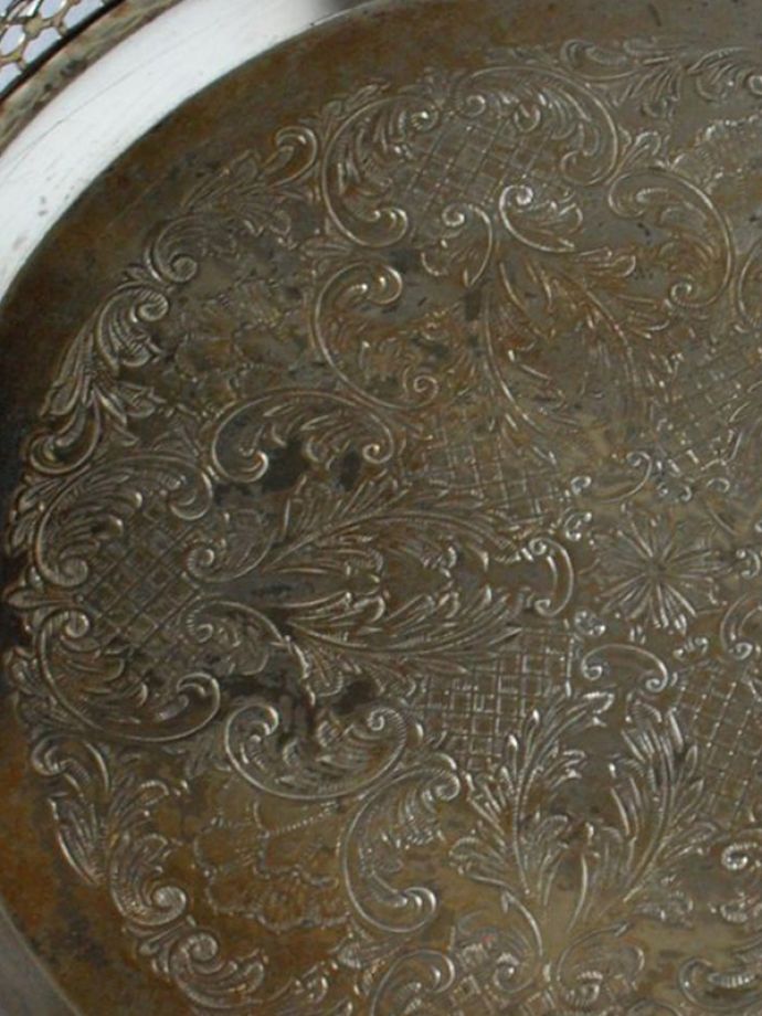 アンティーク シルバー製　アンティーク雑貨　イギリス輸入のアンティーク雑貨、縁どりの装飾が美しい本格派のシルバートレイ。オトナの輝きを放つアンティークのサルヴァ全体に美しいエングレーヴィング（彫金）が施されているアンティークのサルヴァ。(k-2815-z)